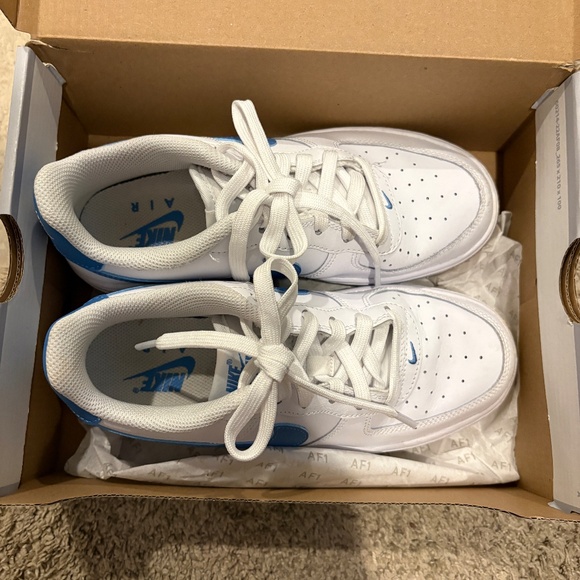 Nike Air Force 1, Big Kid, Size 4.5Y - Picture 2 of 3